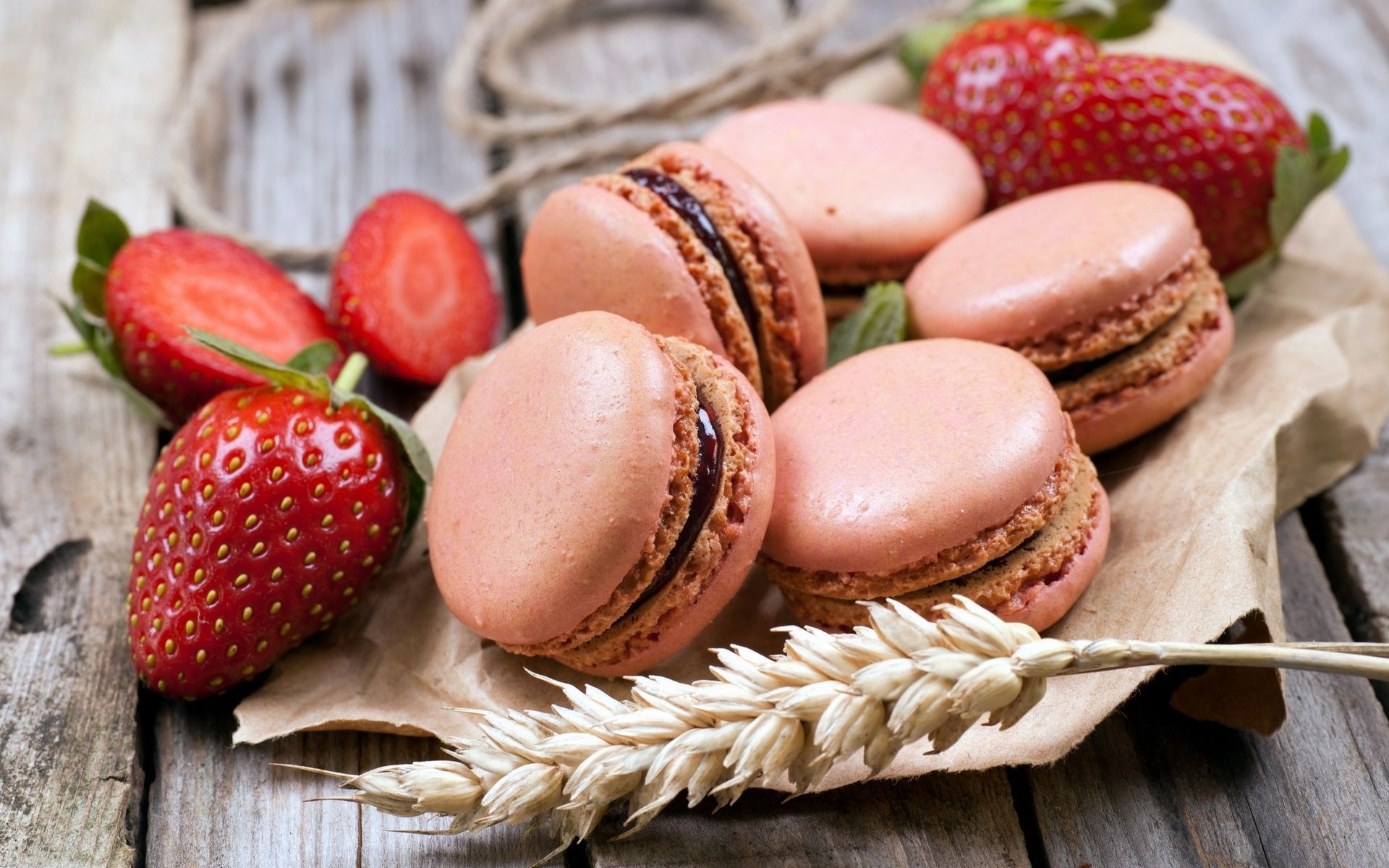 Fraises et macarons wallpaper Strawberries, macaron